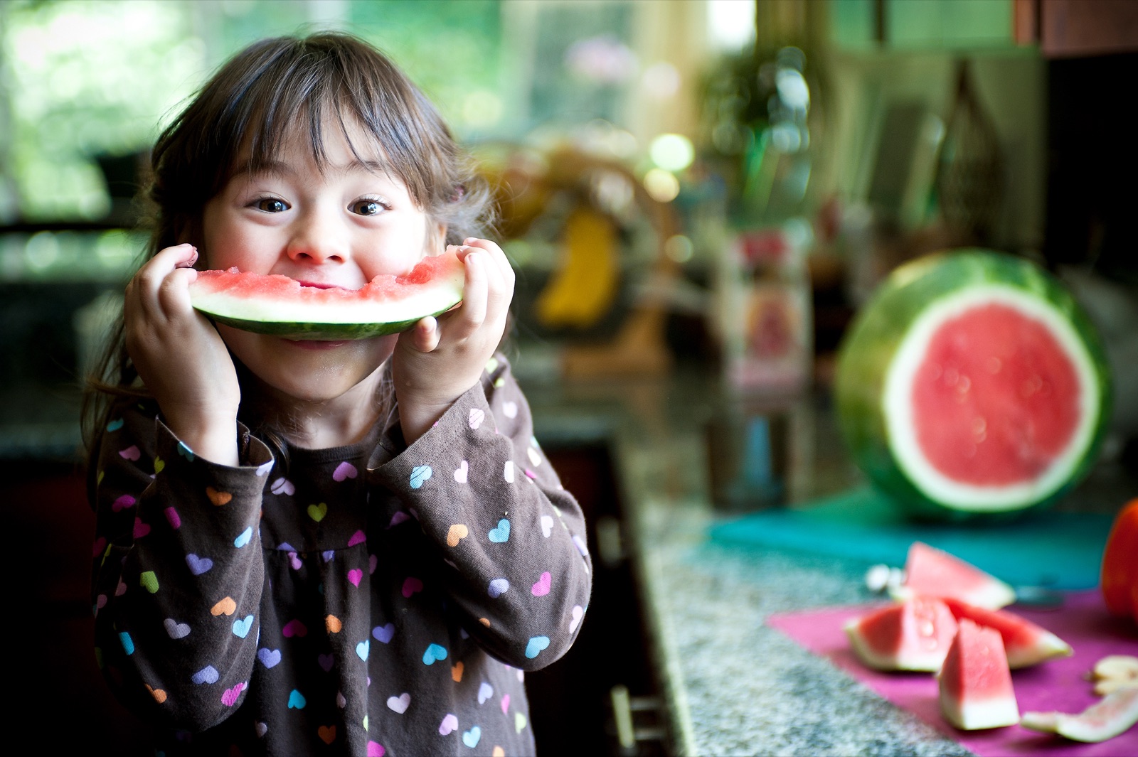Kind isst Wassermelone